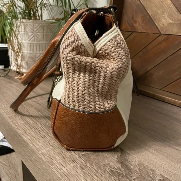 BOC White pebbled leather accented with light brown leather - Picture 3 of 13